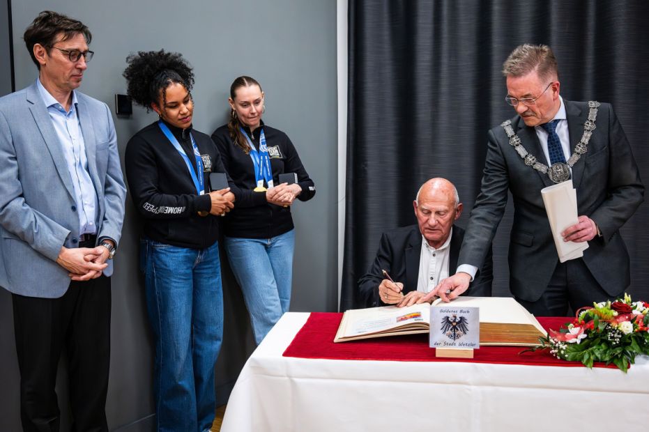 Eintrag ins Goldene Buch der Stadt Wetzlar
v.l. Wendelin Müller-Sportamtsleiter, Deborah Levi, Laura Nolte, Ralf Koch-Vorsitzender Sportkreis Lahn-Dill, Oberbürgermeister Manfred Wagner    Bild: Oliver Vogler Photography