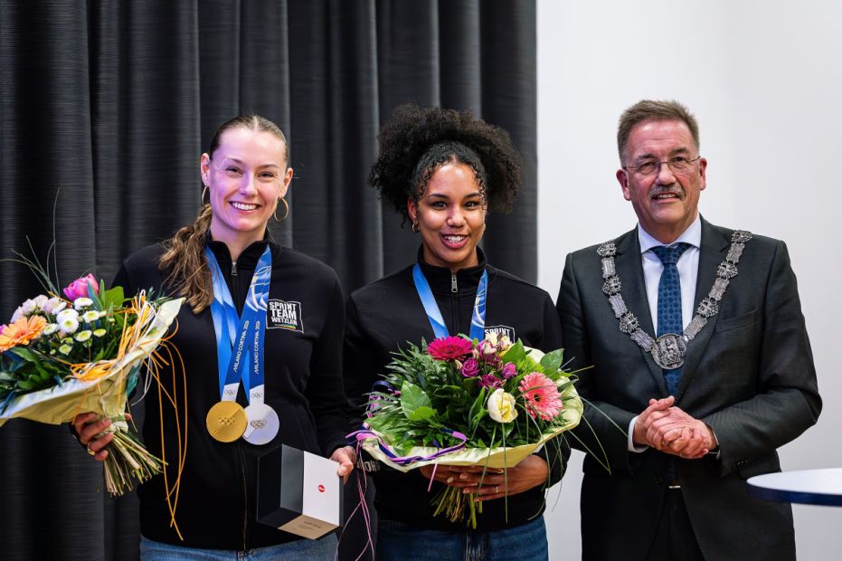 v.l. Laura Nolte, Deborah Levi, Oberbürgermeister Manfred Wagner    Bild: Oliver Vogler Photography