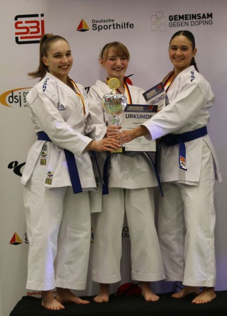 Silber: Kata Team Damen SC Judokan e.V. 2, v. rechts: Patricia Hebbel, Shirley Jay, Rita Siebert    Bild: Martina Bier (HFK Pressereferentin) für den HFK