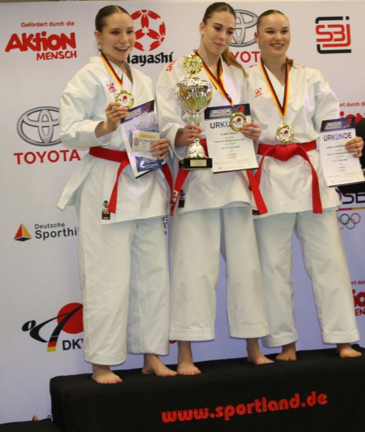 Gold: Kata Team Damen, Karate Verband Nordrhein-Westfalen v. rechts: Clara Ewald die Hessische,  Athletin Julie Stevens, Annika Jürgensmann,     Bild: Martina Bier (HFK Pressereferentin) für den HFK