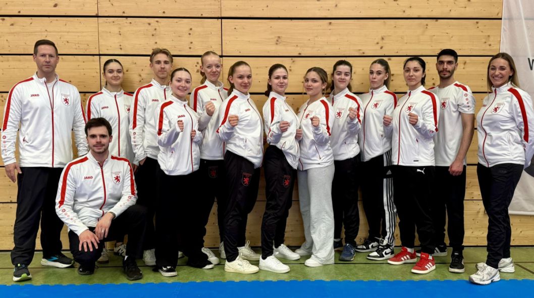 Kata Team Hessen, rechts: Landestrainerin Sophie Wachter, links: Landestrainer Thorsten Steiner    Bild: Martina Bier (HFK Pressereferentin) für den HFK