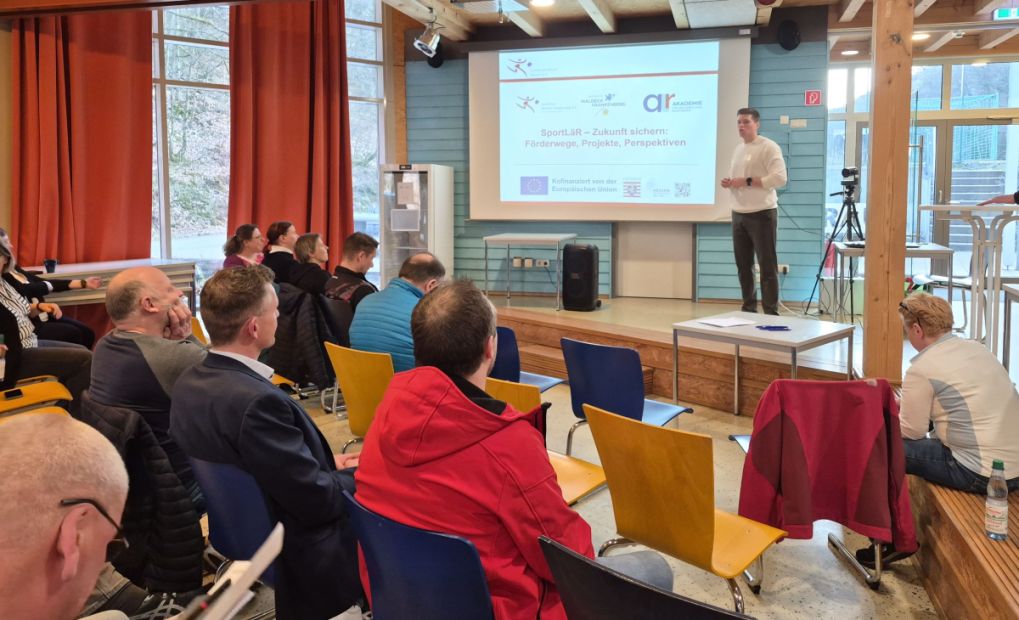 Start in einen Workshop mit geballtem Input: Referent Marc Mercurio begrüßt die Teilnehmenden im Camp Edersee der Sportjugend. Bild: Gundi Friedrich/lsbh