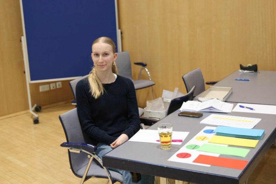 Mina Kuntz für den HFK am Empfang    Bild: Martina Bier (HFK Pressereferentin)