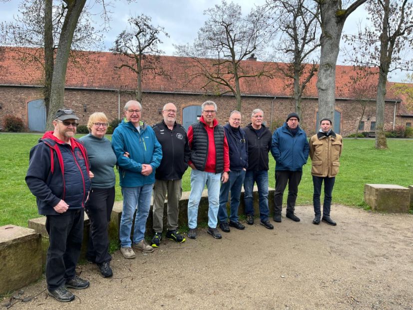 Schiedsrichterausbildung in Langenselbold mit Vizepräsidentin Schiedsrichterwesen Beate Sander und links neben ihr Horst F. Raab sowie den Anwärtern Bild: HPV