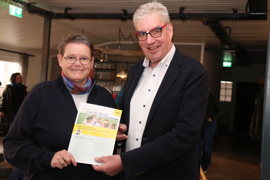 Fachfrau für Versicherungsfragen im Sport: Ursula Schülzgen von der Arag mit Sportkreischef Uwe Steuber. Bild: Gerhard Menkel