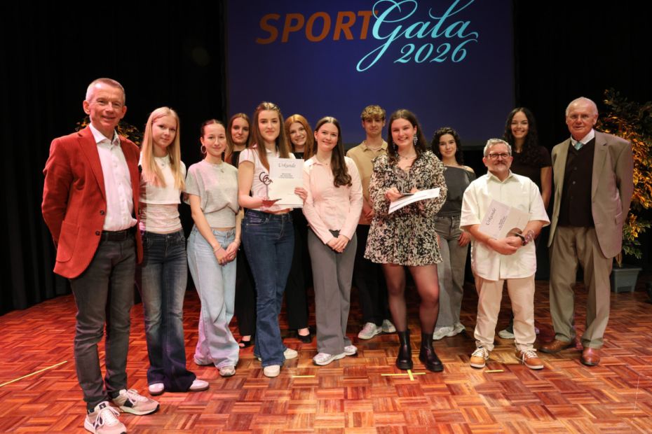 Die Sport-Champions: Landrat Thomas Will (links) und Sportkreis-Vorsitzender Dr. Eckhard Stein ehrten bei der Sportgala Viktoria Zimmermann vom Rüsselsheimer Ruder-Klub, Christian Klein vom Power Gym Wiesbaden und die Tanzgruppe „Energy" des Turnvereins 1846 Groß-Gerau als Sportlerin, Sportler und Mannschaft des Jahres 2025    Bild: Kreisverwaltung Groß-Gerau