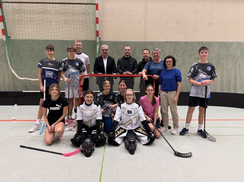 Spielerinnen und Spieler des Edersee Sharks Team, mit denen zukünftig Menschen mit Inklusionshintergrund trainieren werden. In der Mitte von links: Uwe Steuber, Marius Hamel, Michael Gressler, Stefan Schäfer und Johanna Ochs.    Bild: Sportkreis Waldeck-Frankenberg