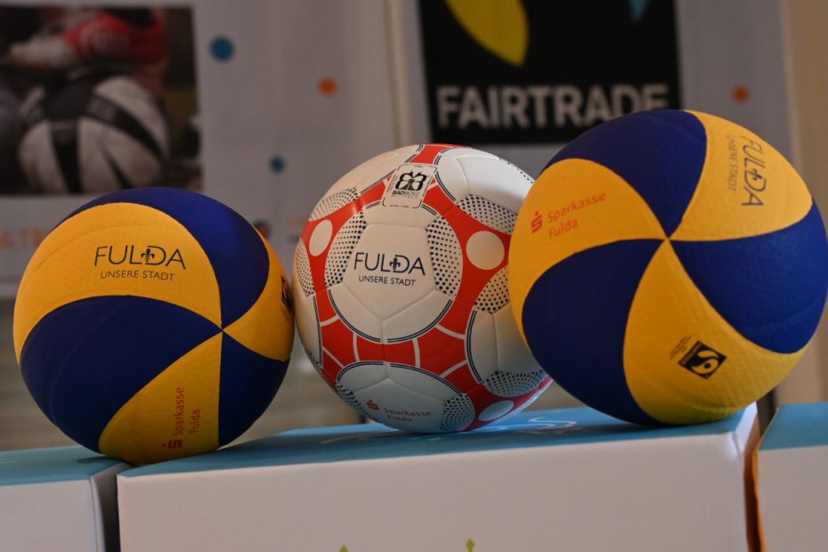 Seitens der Sparkasse und der Stadt Fulda wurden 100 "Faire Bälle" gesponsert, die die Teilnehmenden des Sportkreistages und der Mitgliederversammlung des Sportverband Stadt Fulda am 25. März aus den Händen der Mitarbeitenden des Agenda-Büro erhielten. Bild: Pressestelle Stadt Fulda - Johannes Heller