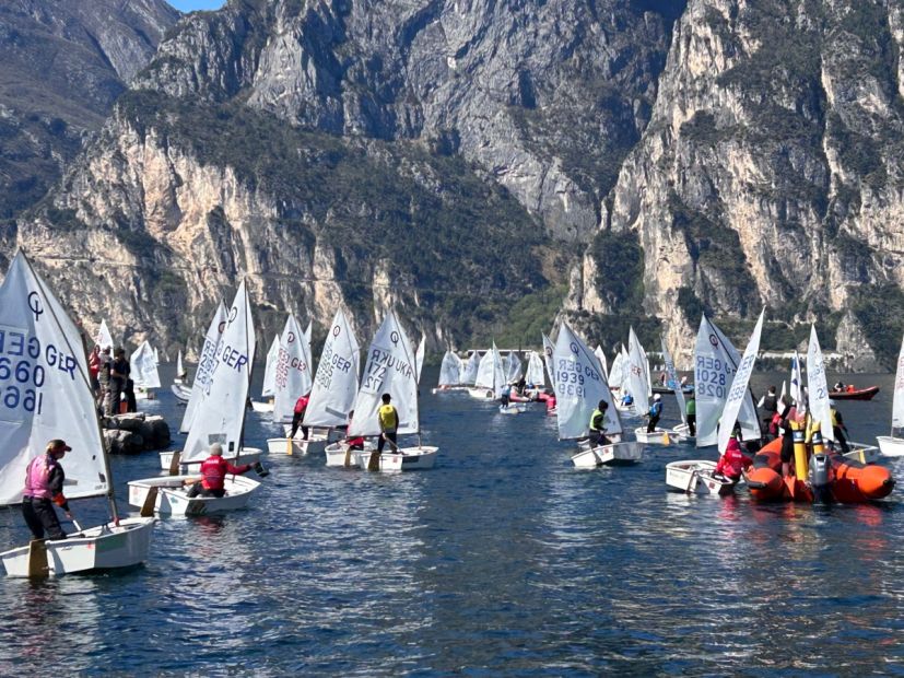Auslaufen der Optis zur Regatta    Bild: Dierk Conrad