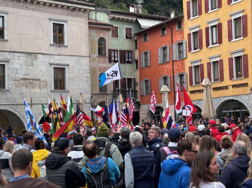 Eröffungsparade des 44. Lake Garda Meeting    Bild: Dierk Conrad