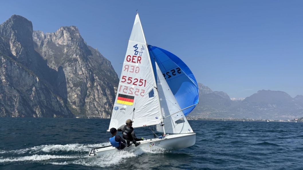 Paul Schmitz (re) und Steuermann Jacob Cross (li) auf dem Gardasee    Bild: SCR