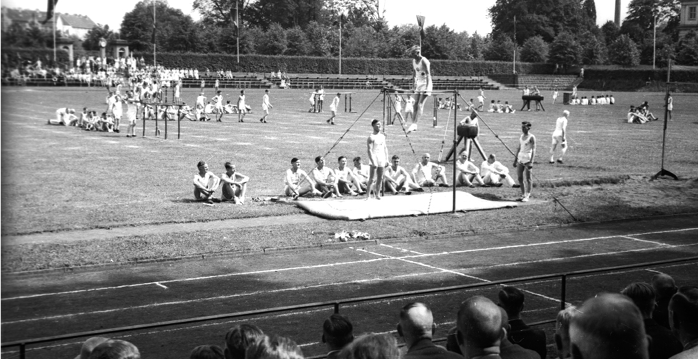 In der Hessenkampfbahn wurde früher viel geturnt. Zudem fanden hier Spiele der Endrunde um die Deutsche Fußballmeisterschaft statt. Heute wird die Anlage vor allem für Breiten- und Schulsport genutzt.Foto: Stadtarchiv Kassel, 0.517.969, Carl Eberth