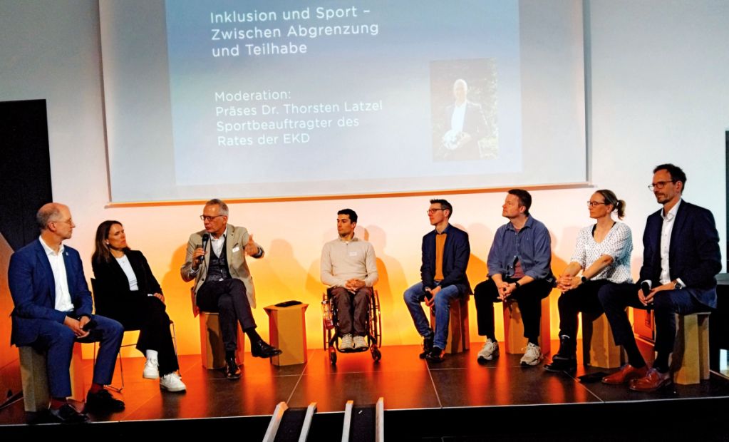 Ein Teil der Referentinnen und Referenten des 8. Sportethischen Fachtags bei der Schlussrunde (von links): Thorsten Latzel, Sabine Radtke, Johannes Eurich, Nico Dreimüller, Benedikt Ewald, Ronny Blaschke, Marina Mohnen und Thomas Abel.		Foto: Albert Mehl