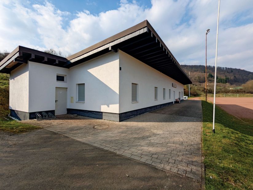 Der marode Ascheplatz in Hatzfeld im Sportkreis Waldeck-Frankenberg kann nur noch bedingt für den Trainings- und Spielbetrieb genutzt werden. Das moderne Vereinsheim wird deshalb immer seltener genutzt.Fotos: TSV Hatzfeld