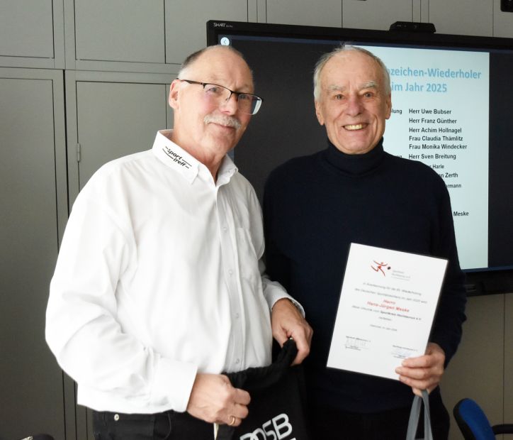 Dr. Hans-Jürgen Meske (rechts) ist von Sportkreis-Referent Peter Kohl für 60 erfolgreich abgelegte Sportabzeichen-Prüfungen geehrt worden.     Bild: Gerhard Strohmann