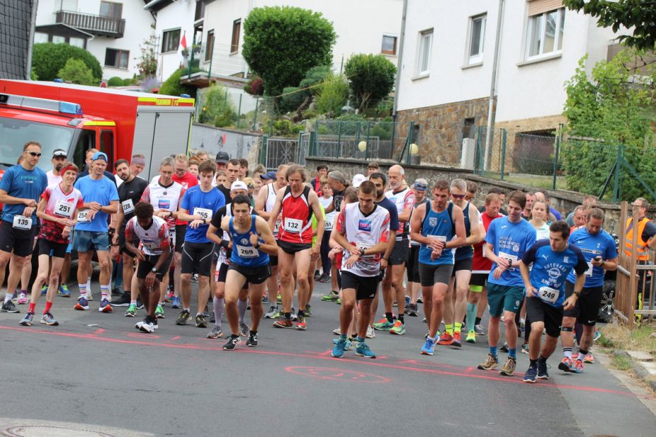das Foto zeigt einen Laufwettbewerb auf dem Dorf