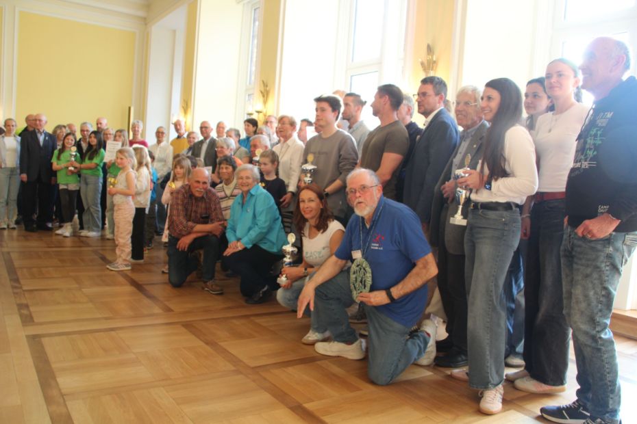 Gruppenbild zum Abschluss der Veranstaltung mit allen Geehrten    Bild: Andreas-Michael Elsner