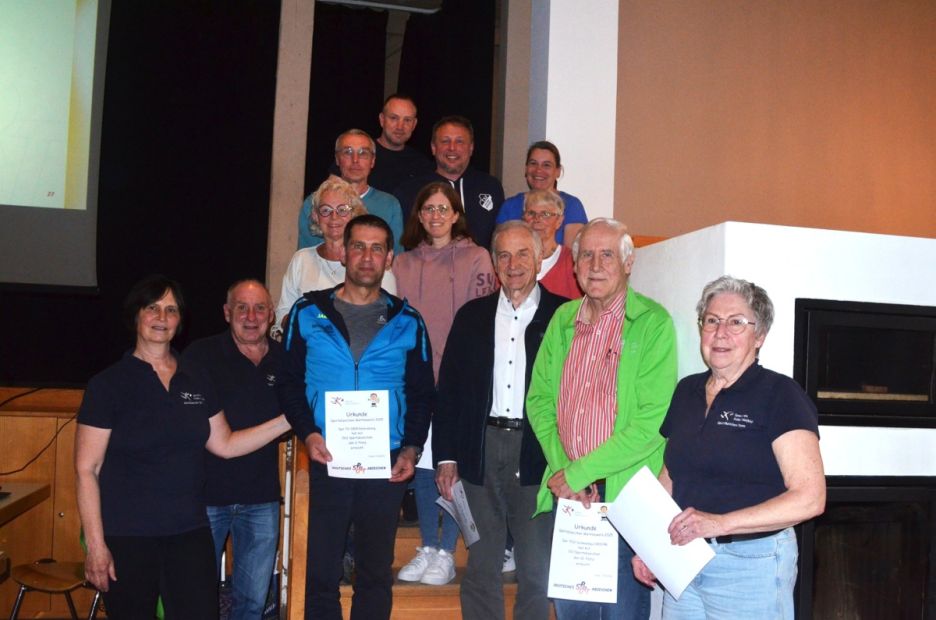 Die elf besten Vereine, alle mit mehr als 100 Sportabzeichen-Abnahmen 2026, wurden vom Sportkreisvorsitzenden Harald Piaskowski und der Sportabzeichen-Beauftragten Elke Piaskowski geehrt. Vertreterinnen und Vertreter der Vereine TV Jahn Neuhof 1908 e.V., TV 1912 Flieden e.V., TV 1909 Petersberg, TSV 1919 Hilders, SV 1920 Steinbach e.V., TSV Weyhers-Ebersburg, TSV 1909 Poppenhausen e.V., TSG 1920 Mackenzell e.V., TV 09 Burghaun, TSV Schmalnau 1910/46, SG Johannesberg e.V.

    Bild: Paul Schmitt