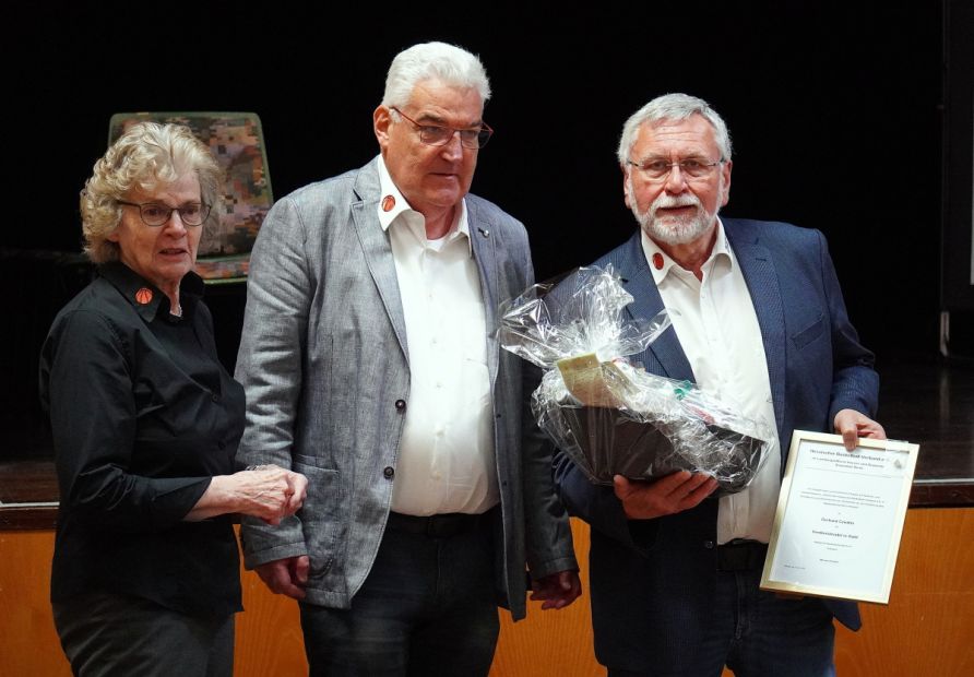 Besonderer Anlass zur Würdigung bot der Abschied von Gerhard Czwikla, der das Amt des Vizepräsidenten Finanzen nach beeindruckenden 15 Jahren niederlegte. In Anerkennung seines außergewöhnlichen Engagements und seiner Verdienste um den hessischen Basketball wurde Czwikla mit der Verdienstnadel in Gold ausgezeichnet.
Foto v.l: HBV-Vizepräsidentin Karin Arndt, HBV-Präsident Michael Rüspeler und Gerhard Czwikla