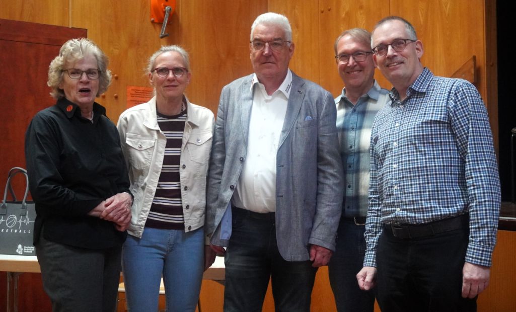 Präsidium des HBV nach dem Verbandstag
Präsident:                Michael Rüspeler (wiedergewählt)
VP Finanzen:                Dr. Stefan Ihringer, BC Darmstadt (neu)
VP Spielbetrieb:        Karin Arndt (wiedergewählt)
VP Leistungssport:        Birte Schaake (wiedergewählt)
VP Sportentwicklung:        Thorsten Herrmann (wiedergewählt)
VP Jugend:                Marion Kühn (gewählt von der Jugendvertretung)    Bild: Eberhard Spissinger