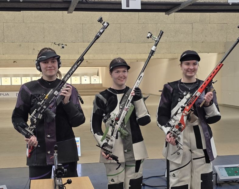 Die Medaillengewinnerinnen im 3x40-Schuss-wettbewerb der Juniorinnen: (von links