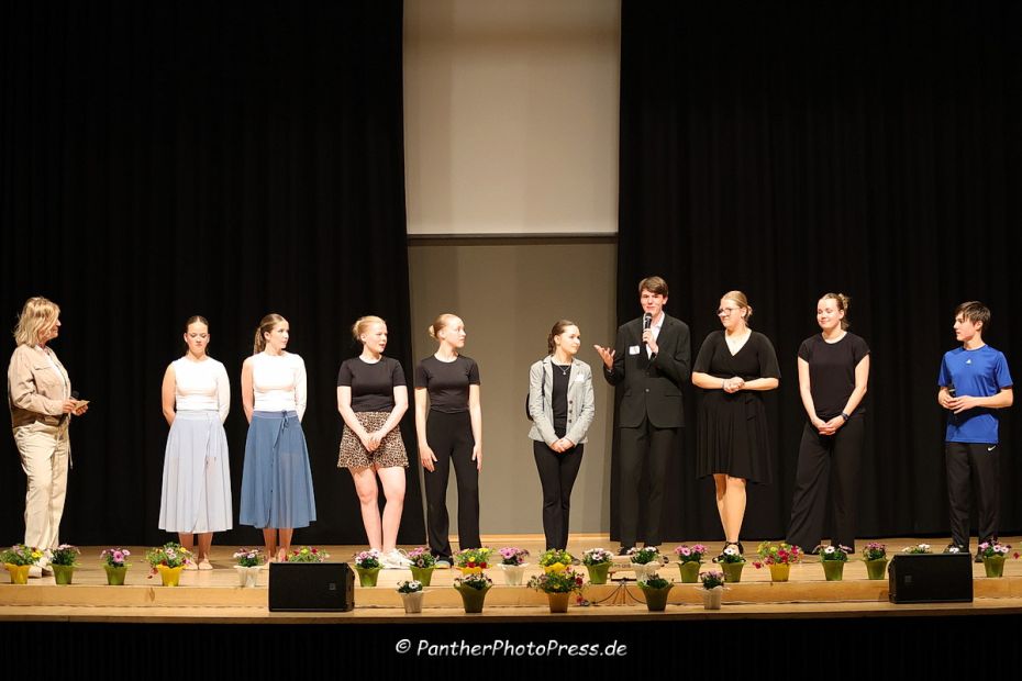 Konstanze Neu-Müller mit Schülern