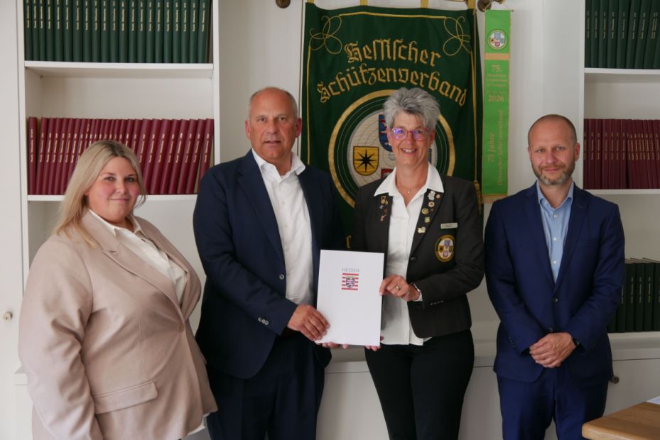 Übergabe des Förderbescheids: (von links) Projektleiterin "Schützen im Dialog" M