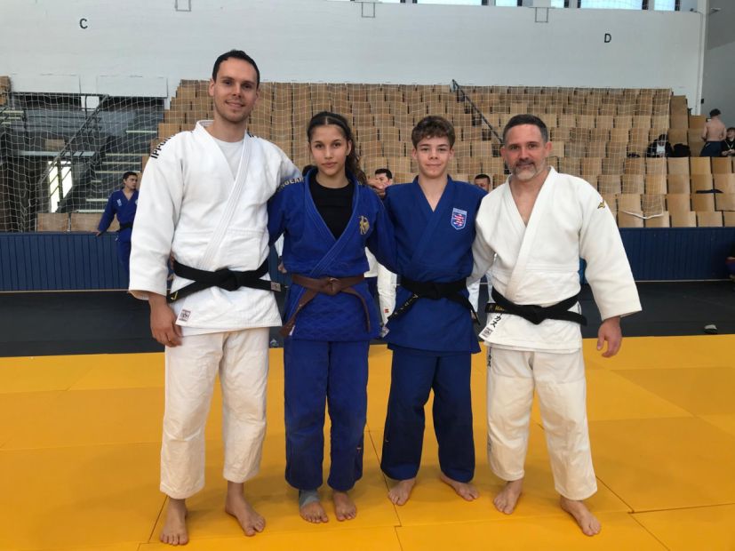 Man sieht die zwei Nominierten Luisa Stock und Aaron Keller neben den Trainern