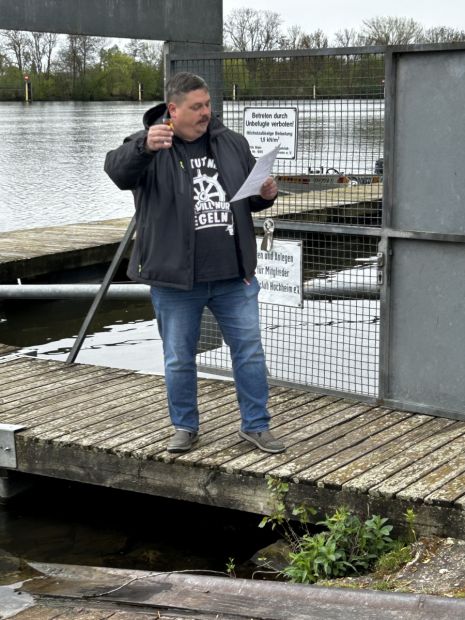 Thorsten Jung, 2. Vorsitzender Segelclub Hochheim beim Ansegeln    Bild: Anette Kinne