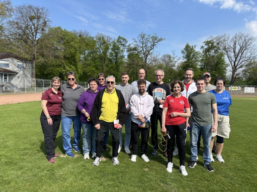 links, Nicole Schneider vom Lehr-Team des Landessportbundes Hessen e.V. und Teilnehmende.    Bild: Sportkreis Main-Kinzig e.V.