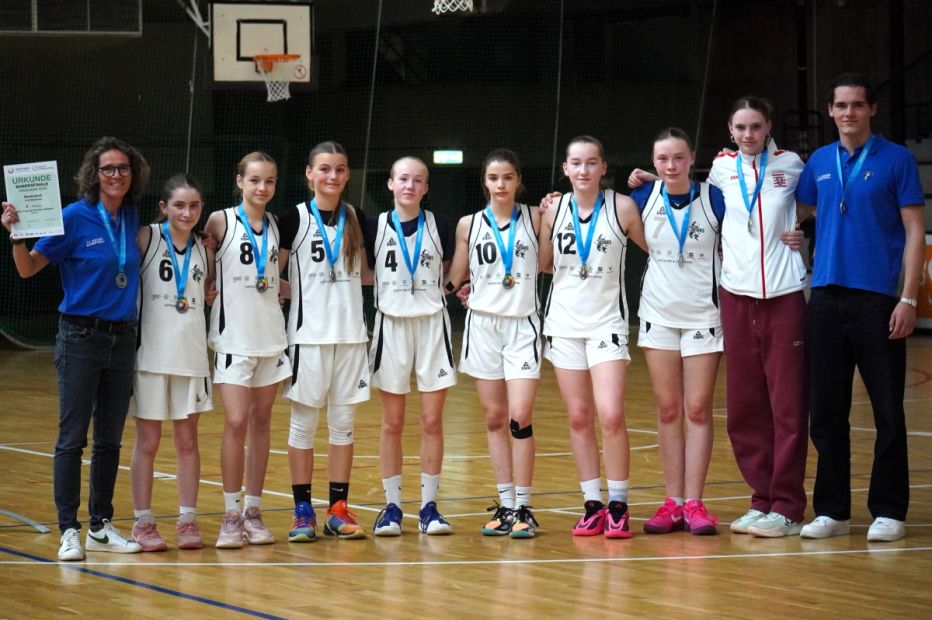 "Silber" und somit Deutscher Vizemeister wurden die U16-Mädels der Main-Taunus-Schule Hofheim beim diesjährigen Bundesfinale in Berlin (05.-09.05.2026)    Bild: Eberhard Spissinger