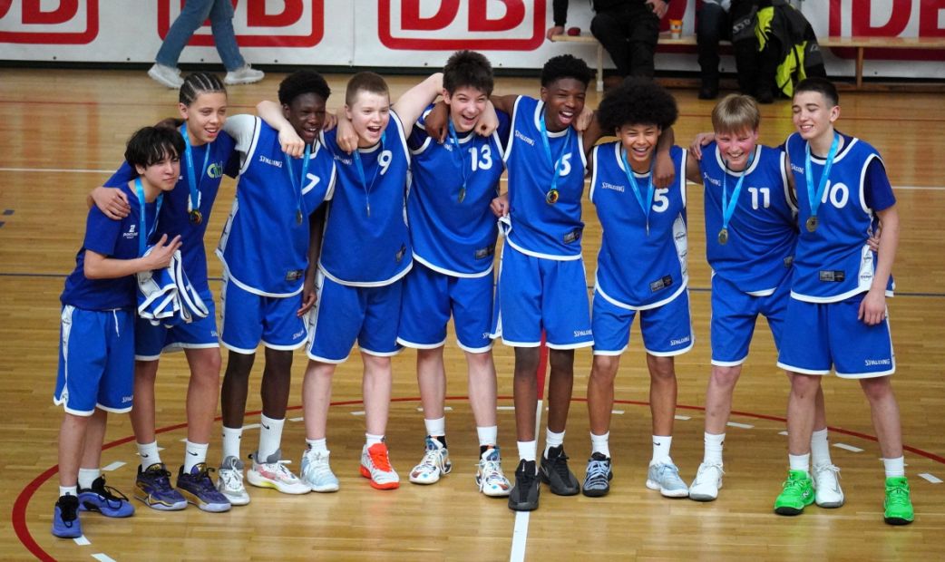 Bundessieger im Wettbewerb "Jugend trainiert für Olympia" wurde in der Alterklasse U16 (Jahrgang 2012 und jünger) die Carl-von-Weinberg-Schule aus Frankfurt    Bild: Eberhard Spissinger
