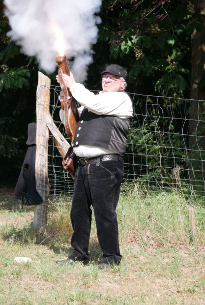Ein Schütze der Böllergruppe Hessen bei der Eröffnung des Bundeskönigsschießens 