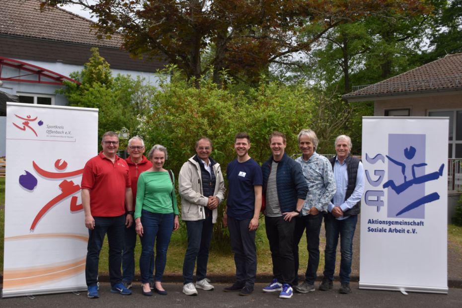Vorstandsmitglieder des Sportkreises und der AGS starten gemeinsam mit dem Dietzenbacher Bürgermeister Dr. Dieter Lang und Dietzenbachs erstem Stadtrat René Bacher den Rundgang über das Gelände.

v.l.nr.: Jörg Wagner, Eugen Kern, Sabine Göser, Dr. Dieter Lang, Christopher Hahn, René Bacher, Stephan Schulz-Algie, Matthias Kringel.    Bild: Sportkreis Offenbach e.V.