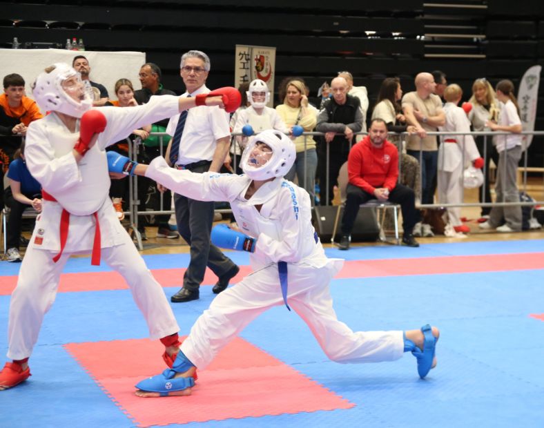 In blau: Milan Carapic: Goldmedaille Kumite Bild: Christina Dannenberg (HFK SocialMediabeauftragte)