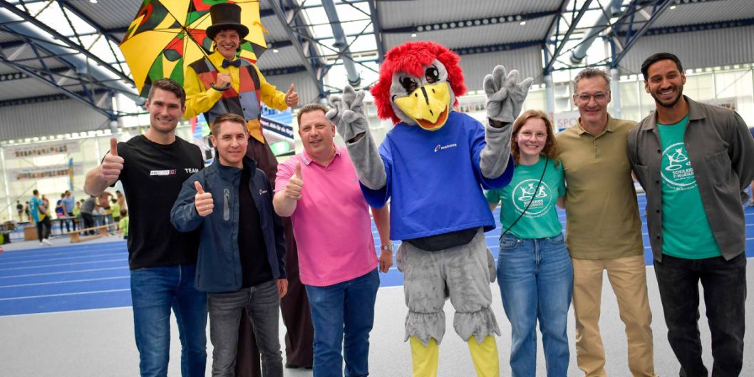 Eröffneten das SKIB Festival: v.l.n.r.: Andreas Bechmann (Sportkreis Frankfurt), Thomas Kögler (Mainova AG), Stadtrat Stephan Siegler, Laura Stolzenberg (Sportkreis Frankfurt), Michael Hess (Sportamt Frankfurt), Amir Jemour (Sportkreis Frankfurt) - in der hinteren Reihe: Clown Filou    Bild: Kai Peters
