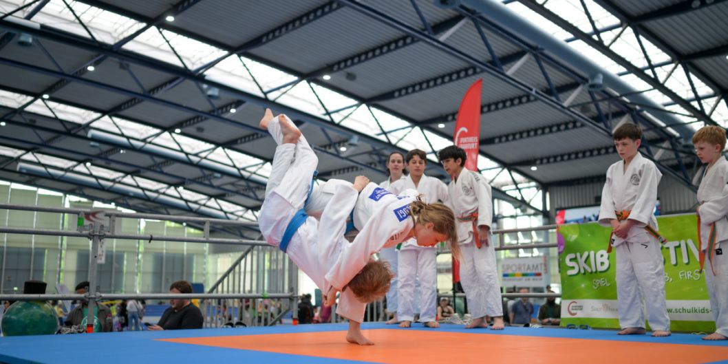 Auf der Bühne gab es über den gesamten Tag spannende Auftritte. Ob Judo...