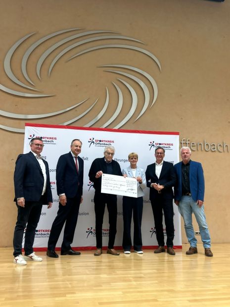 Symbolische Scheckübergabe im Kreishaus

(v.l.n.r.) Jörg Wagner (Vorsitzender Sportkreis), Landrat Oliver Qulilling, Peter Dinkel (Ehrenvorsitzender Sportkreis), Susanne Meißner (Leiterin staatl. Schulamt Offenbach), Kreisbeigeordneter Alexander Böhn, Jürgen Weil (Stadt Offenbach)    Bild: Sportkreis Offenbach e.V.