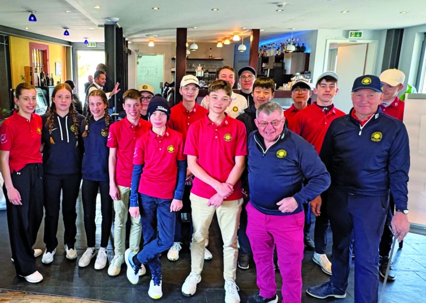 Der Golf-Club Hausen aus Hofheim setzt auf gezielte Nachwuchsf&ouml;rderung. Binnen zehn Jahren stieg die Anzahl der Kinder und Jugendlichen von 125 auf rund 300. Gro&szlig;en Anteil an dieser Entwicklung hat Jugendwart Andreas Rathmann (vorne rechts).
&nbsp;
    Bild: Golf-Club Hausen