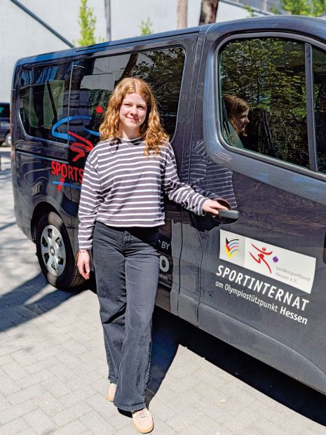 Jeden Tag fährt Kaya Diehl die im Sportinternat lebenden Nachwuchsathlet*innen zur Schule und holt sie wieder ab.Foto: Daniel Seehuber