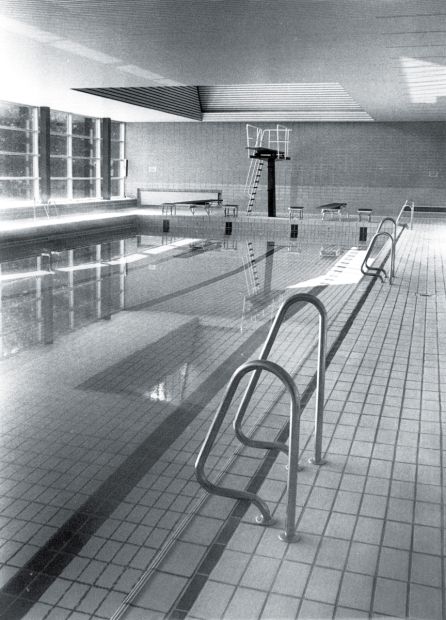 1960: Goldener Plan
Mit dem &bdquo;Goldenen Plan&ldquo; entstehen Sporthallen und Schwimmb&auml;der in ganz Hessen. 1967 wird das Schwimmbad in der Otto-Fleck-Schneise 4 er&ouml;ffnet.
    Bild: LSBH