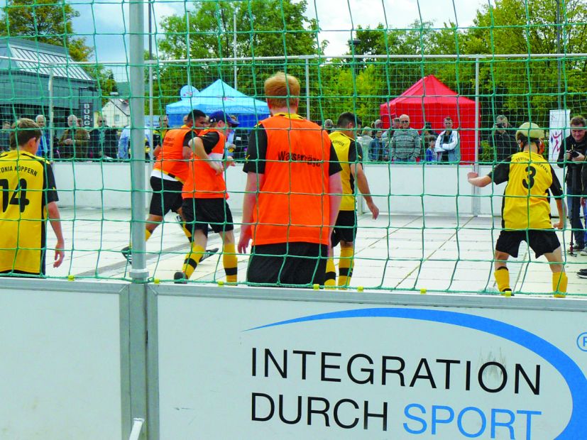 Das Bundesprogramm „Integration durch Sport“ spielt in Hessen eine große Rolle. Seit 2002 richtet es sich an alle Menschen, die sich am Rande der Gesell-
schaft befinden.
Bild: LSBH