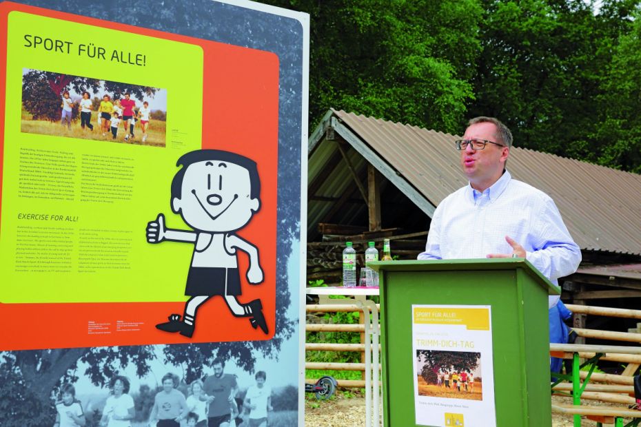 1970: Trimm dich fit
Mit der Initiative &bdquo;Trimm dich fit durch Sport&ldquo; beginnt die &Auml;ra des Breitensports. Es entstehen &uuml;berall neue Sportanlagen und &bdquo;Trimm Dich-Parcours&ldquo;. In vielen hessischen Kommunen entstehen Lauftreffs, um gemeinsam ohne Leistungsdruck Sport zu treiben (&bdquo;Laufen ohne zu schnaufen&ldquo;).
    Bild: DOSB