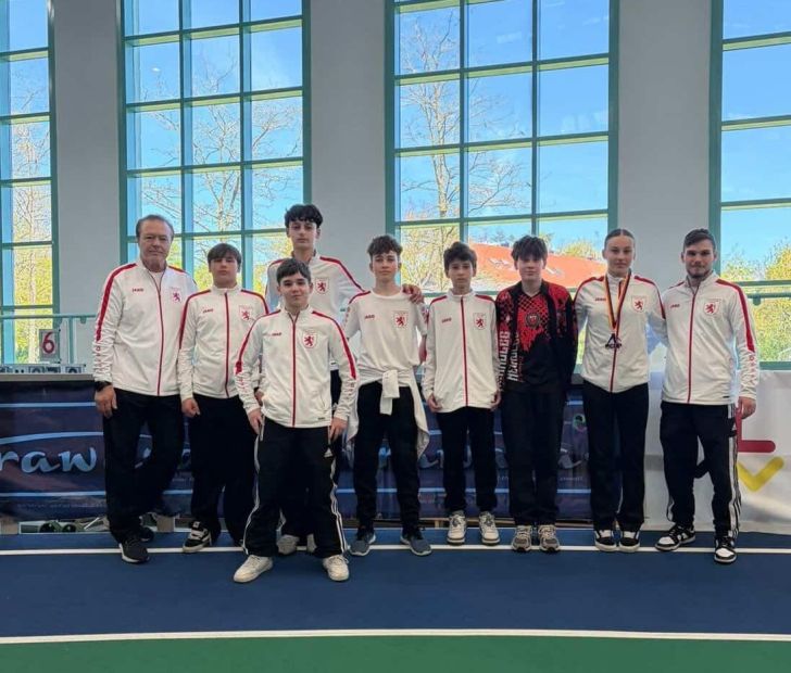 Team Hessen Kumite, links: Landestrainer Nord Alexander Lang, rechts Betreuer Maxim Harisow Bild: Christina Dannenberg (HFK SocialMediabeauftragte)