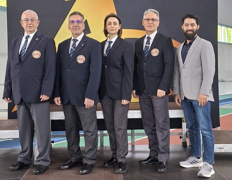 Team Hessen Kampfrichter: V.l.: Peter Bankov, Recep Selova, Forough Yaghoubi, Ali Nedaee sowie Kampfrichterreferent Dr. Yasin Asif Islam Bild: Christina Dannenberg (HFK SocialMediabeauftragte)