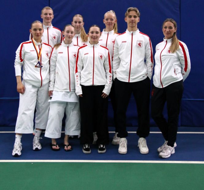 Team Hessen Kata: Rechts Landestrainerin Kata Sophie Wachter, links hinten HFK Jugendreferent und Betreuer Noel Seitz Bild: Christina Dannenberg (HFK SocialMediabeauftragte)