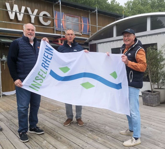Flaggenübergabe beim Wiesbadener Yachtclub (WYC) im Schiersteiner Hafen mit (v.l.) dem WYC-Vorsitzenden Björn Rieger, Volker Kummer, WYC-Vorstand Organisation, und dem Skipper der Flaggenpost, Claus von Kutzschenbach    Bild: Claus von Kutzschenbach