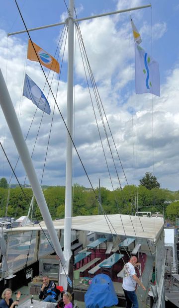 (3)	Die Inselrhein-Hissflagge weht am Sonntagnachmittag bereits groß und prächtig am Mast des Rüdesheimer Yachtclubs (oben rechts an zweiter Position)    Bild: Claus von Kutzschenbach