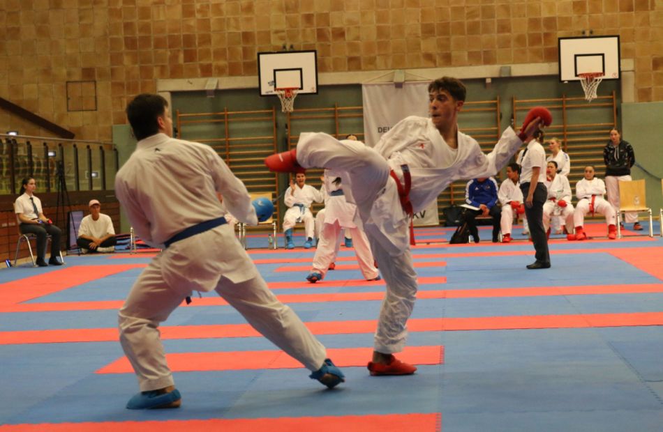 Roman Raiswich (rechts in rot) Kumite Bild: Martina Bier (HFK Pressereferentin)