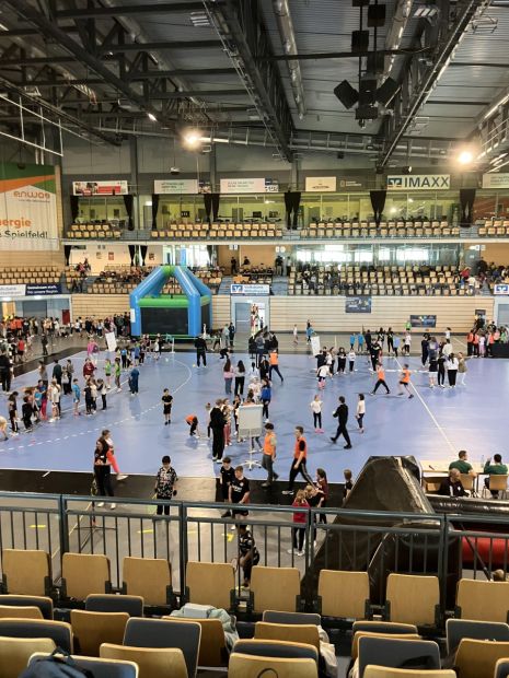 1350 Schüler in der Buderusarena    Bild: Sven Lehne